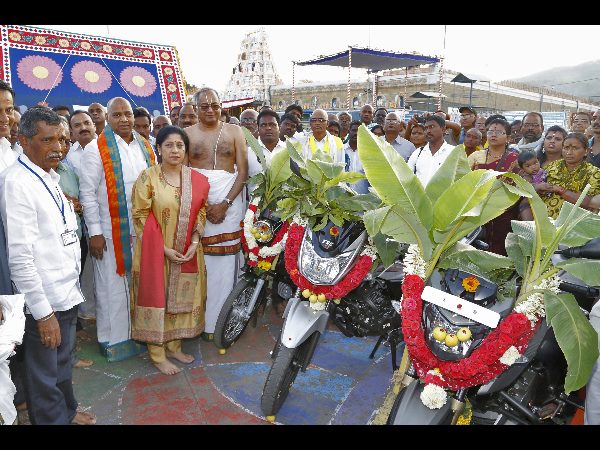 ట్రాక్టర్, బైక్ విరాళం