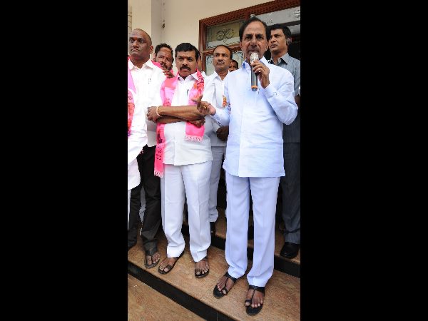 తెరాసలోకి చేరికలు