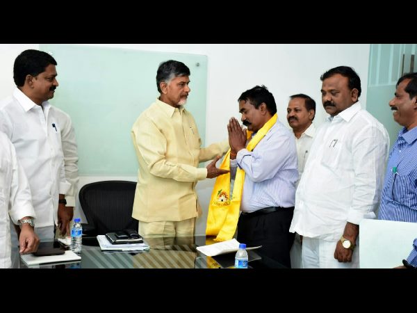 కడపలో చక్రం తిప్పుతున్న లోకేష్, మరో ఇద్దరూ..: జగన్ ఫోన్ చేస్తే నో