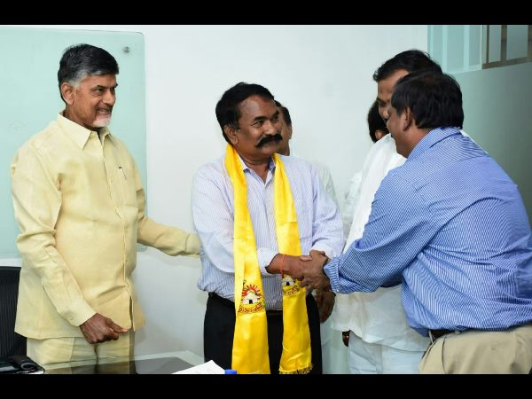  కడపలో చక్రం తిప్పుతున్న లోకేష్, మరో ఇద్దరూ..: జగన్ ఫోన్ చేస్తే నో