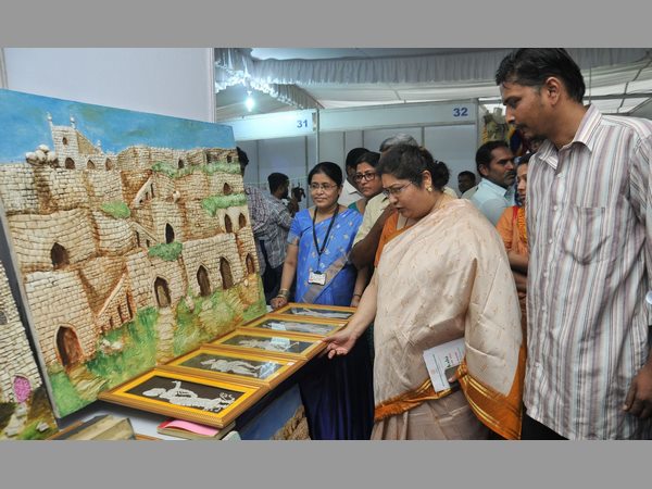  అర్టీసీ క్రాస్ రోడ్స్‌లో లేపాక్షి ప్రదర్శన 