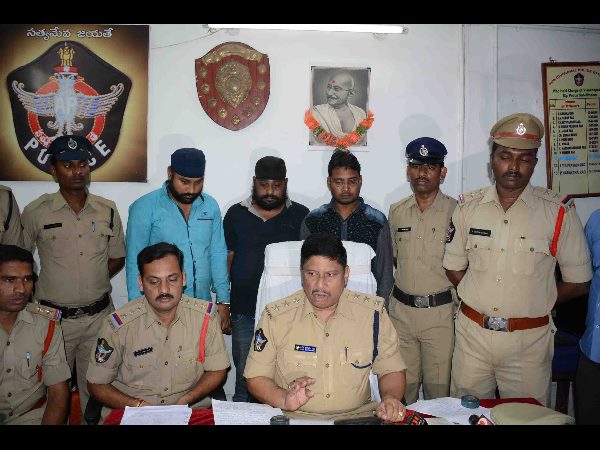 కంత్రీగాళ్లు: స్కెచ్ ఇదీ, రైళ్లలో దొంగతనాలు ఇలా చేస్తారు