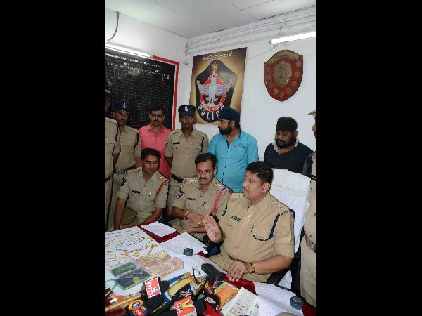  కంత్రీగాళ్లు కంత్రీగాళ్లు: స్కెచ్ ఇదీ, రైళ్లలో దొంగతనాలు ఇలా చేస్తారు: స్కెచ్ ఇదీ, రైళ్లలో దొంగతనాలు ఇలా చేస్తారు