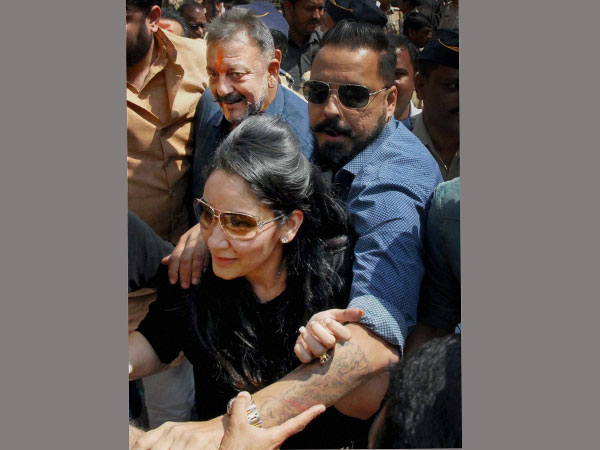 Sanjay Dutt reaches Mumbai, visits Siddhivinayak with wife Maanyata