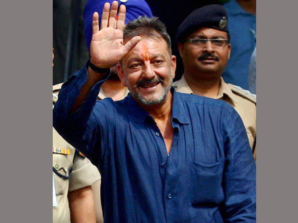 Sanjay Dutt reaches Mumbai, visits Siddhivinayak with wife Maanyata