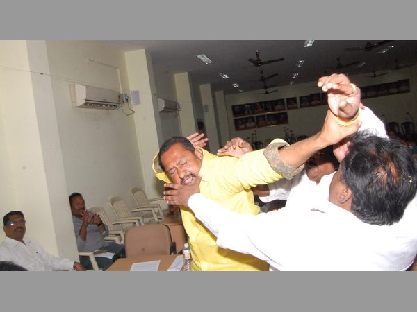 తన్నుకున్నారు.. తన్నుకున్నారు..