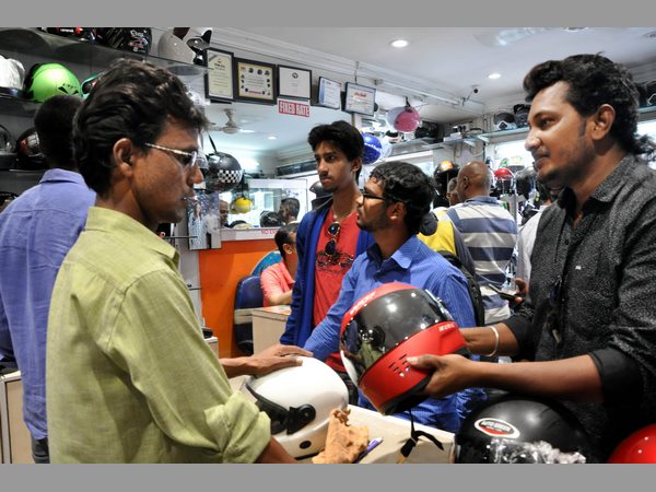 హెల్మెట్‌కు డిమాండ్: మొదైలన తనిఖీలు, లేకపోతే 100 జరిమానా 