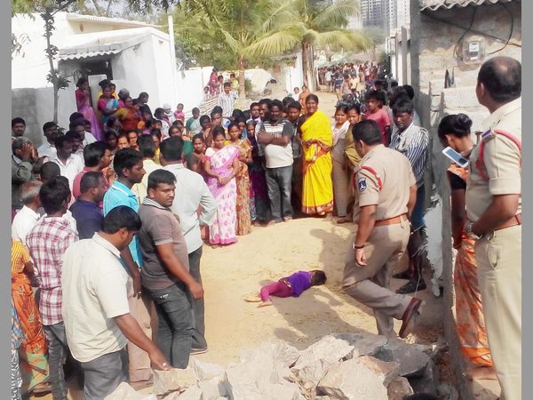  విషాదం: పక్కింట్లో మృతదేహం, చిన్నారి కళ్లను చీమలు కొరుక్కుతిన్నాయి 