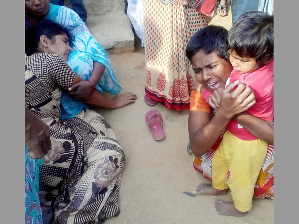  విషాదం: పక్కింట్లో మృతదేహం, చిన్నారి కళ్లను చీమలు కొరుక్కుతిన్నాయి 