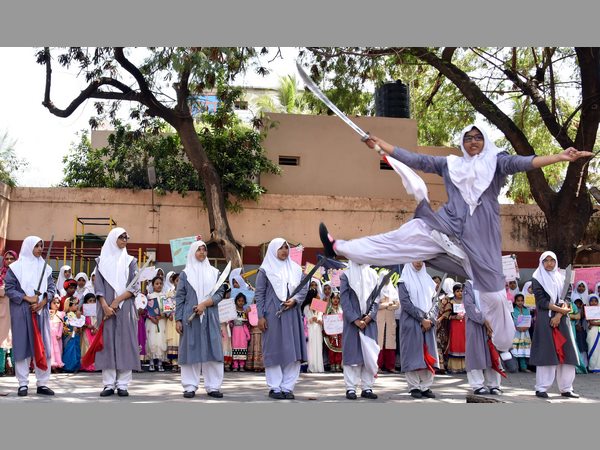 మాజ్ హైస్కూల్ విద్యార్థినుల విన్యాసాలు