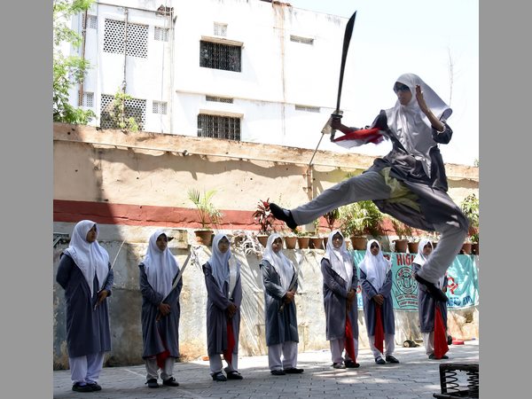 మాజ్ హైస్కూల్ విద్యార్థినుల విన్యాసాలు