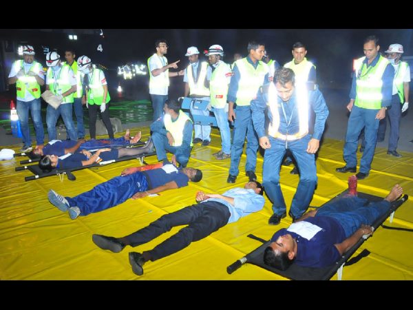  మాక్‌డ్రిల్: శంషాబాద్‌లో అదుపు తప్పిన విమానం, ప్రయాణికులకు గాయాలు