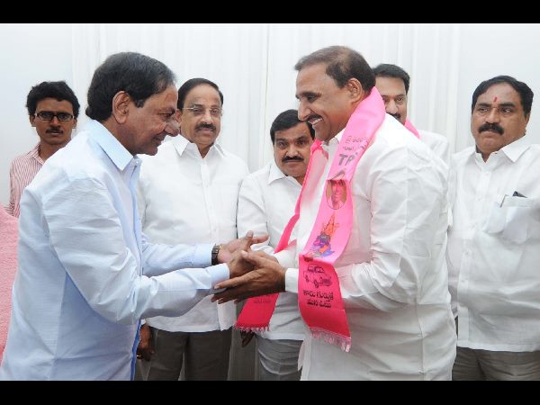 వారిద్దరూ కండువా కప్పుకున్నారు...