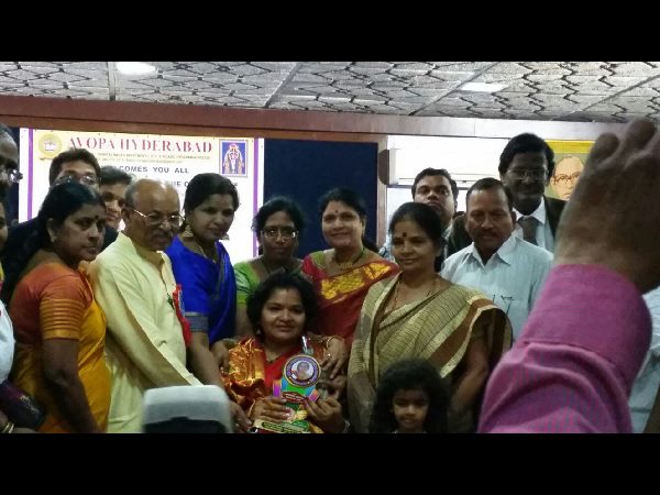 ప్రసిద్ధ మహిళా అవార్డు