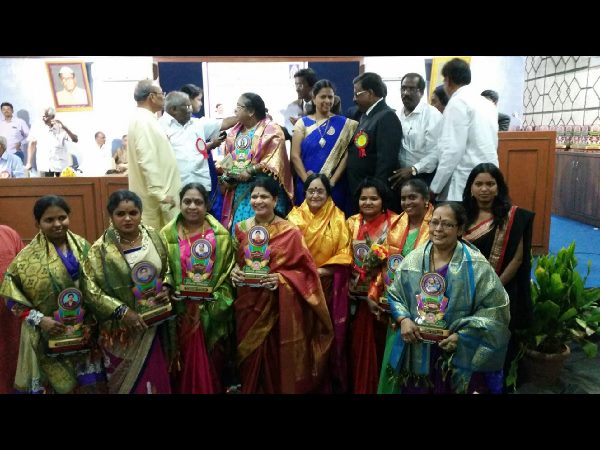 ప్రసిద్ధ మహిళా అవార్డు