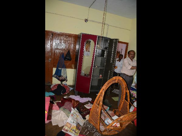 పట్టపగలే చోరీలు