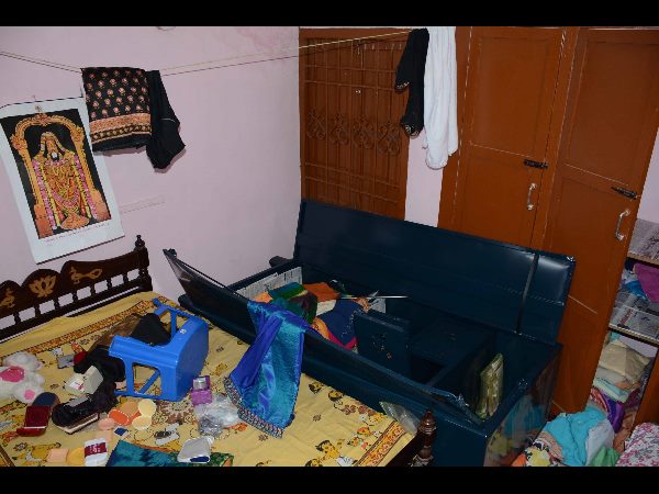 పట్టపగలే చోరీలు