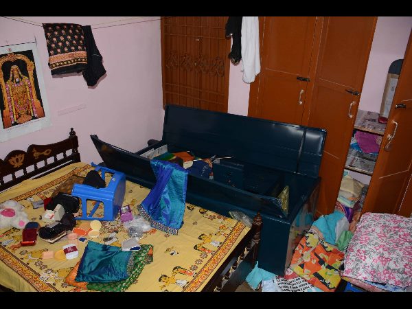 పట్టపగలే చోరీలు