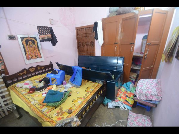 పట్టపగలే చోరీలు