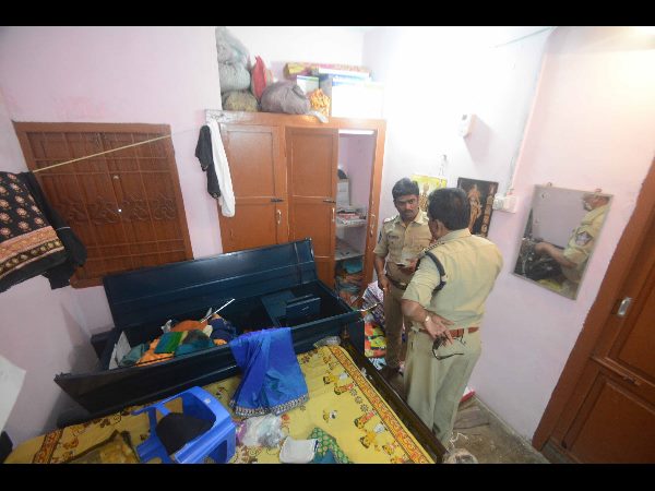 పట్టపగలే చోరీలు