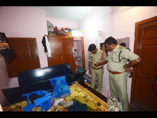 పట్టపగలే చోరీలు