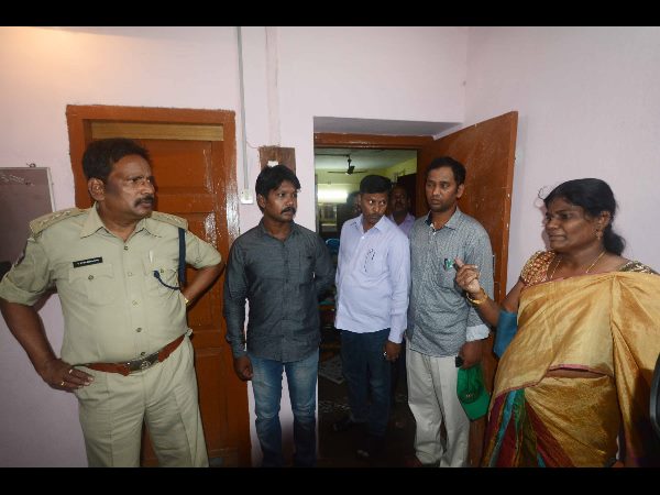 పట్టపగలే చోరీలు