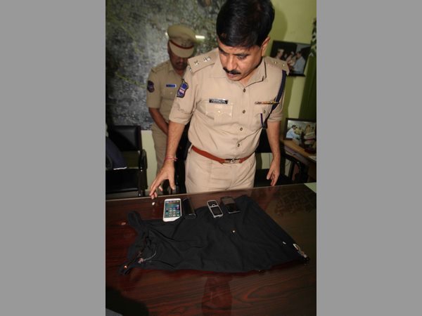 హైటెక్ కాపీ: బనియన్‌లో బ్లూటూత్, అండర్ వేర్‌లో ఫోన్