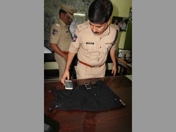  హైటెక్ కాపీ: బనియన్‌లో బ్లూటూత్, అండర్ వేర్‌లో ఫోన్