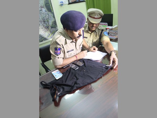  హైటెక్ కాపీ: బనియన్‌లో బ్లూటూత్, అండర్ వేర్‌లో ఫోన్