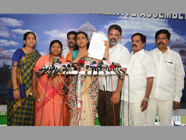 మీడియా పాయింట్ వద్ద...