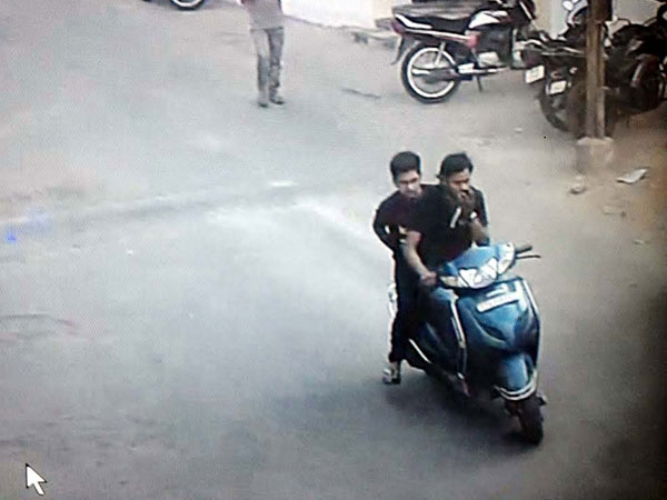 తిరిగి ఫోన్ ఇలా.. తిరిగి ఫోన్ ఇలా..