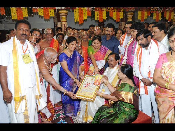 250 ఎకరాల్లో అద్భుతమైన టెంపుల్ సిటీతో పాటు పూలవనం: కేసీఆర్