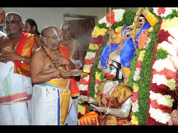 250 ఎకరాల్లో అద్భుతమైన టెంపుల్ సిటీతో పాటు పూలవనం: కేసీఆర్