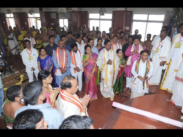 250 ఎకరాల్లో అద్భుతమైన టెంపుల్ సిటీతో పాటు పూలవనం: కేసీఆర్