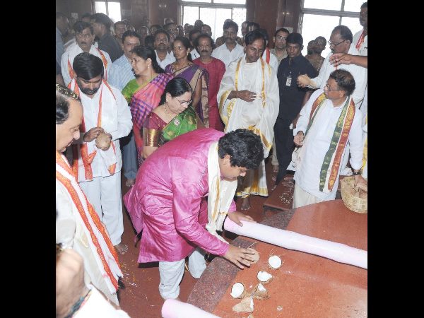 250 ఎకరాల్లో అద్భుతమైన టెంపుల్ సిటీతో పాటు పూలవనం: కేసీఆర్