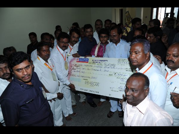 250 ఎకరాల్లో అద్భుతమైన టెంపుల్ సిటీతో పాటు పూలవనం: కేసీఆర్