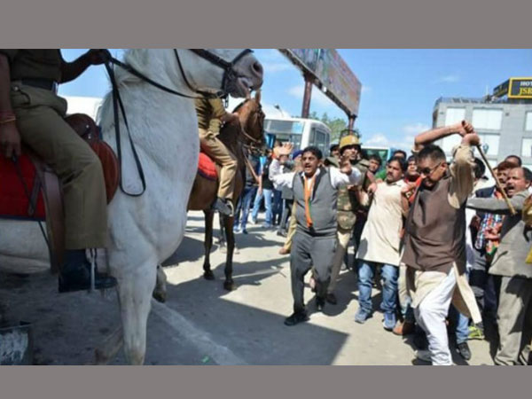  గుర్రానికి కృత్రిమ కాలు: బీజేపీ ఎమ్మెల్యే అరెస్ట్