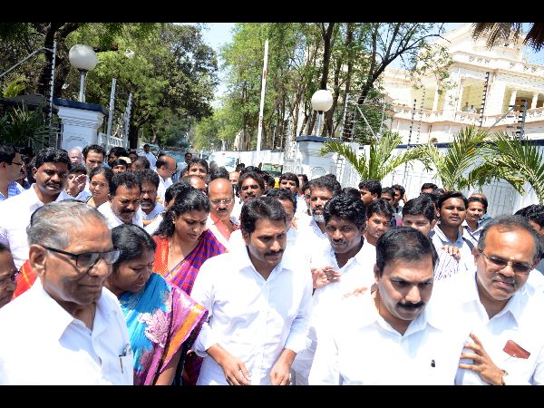 శాసనసభను బహిష్కరించిన వైసిపి