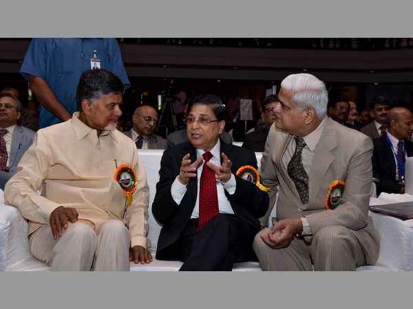 చంద్రబాబుతో న్యాయమూర్తులు