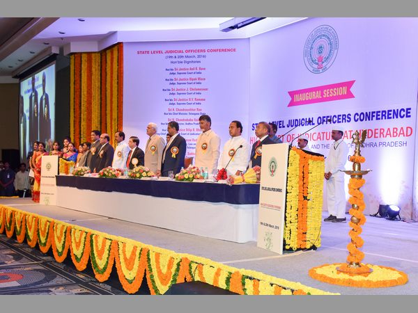 కెసిఆర్‌కు పొగడ్తలు, ఇబ్బందిపడిన బాబు (పిక్చర్స్)