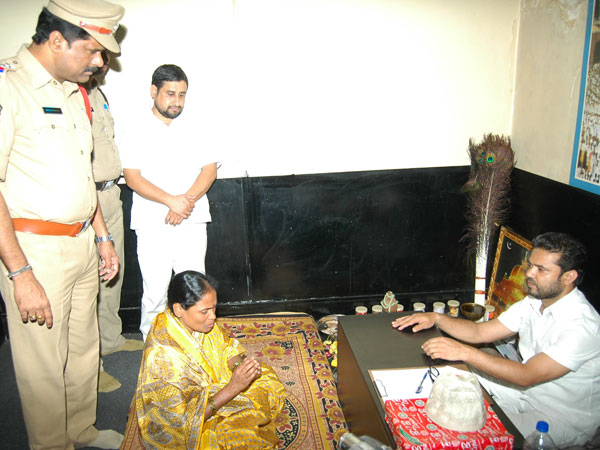 ఒంటిపై నగలు అమ్మి..