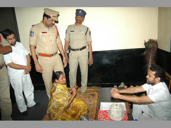 పోలీసులను ఆశ్రయించిన మహిళ...