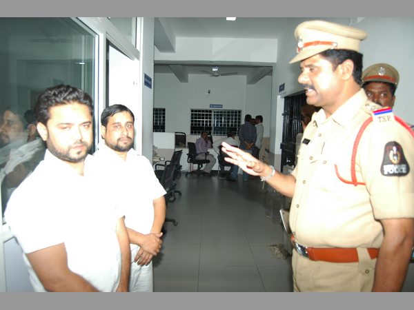 బుల్లితెరపై ప్రకటనలు ఇచ్చి..