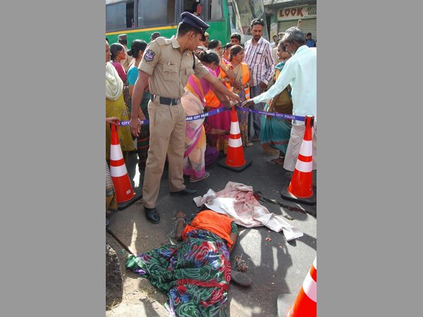 బస్సు చక్రాల కింద నలిగిపోయిన జీహెచ్ఎంసీ వర్కర్