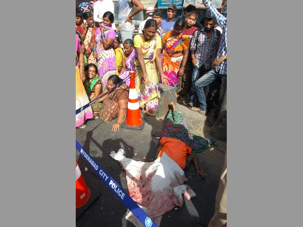  బస్సు చక్రాల కింద నలిగిపోయిన జీహెచ్ఎంసీ వర్కర్