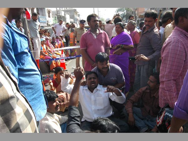  బస్సు చక్రాల కింద నలిగిపోయిన జీహెచ్ఎంసీ వర్కర్