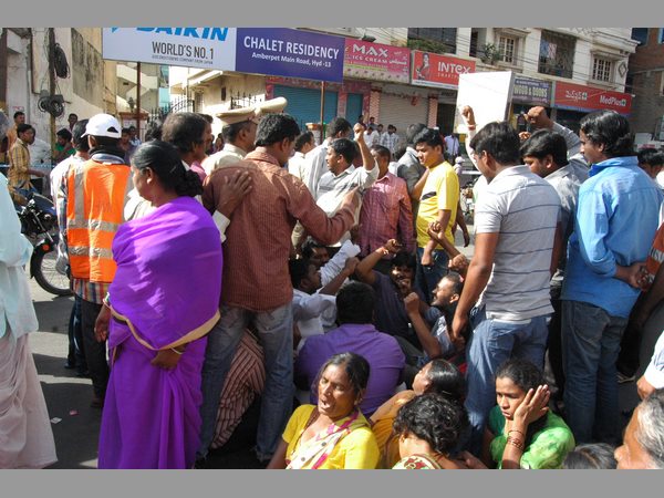  బస్సు చక్రాల కింద నలిగిపోయిన జీహెచ్ఎంసీ వర్కర్