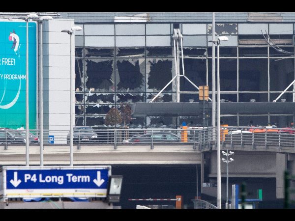 బ్రస్సెల్స్ బాంబు పేలుళ్లు: అనుమానితుల ఫోటోలు విడుదల 