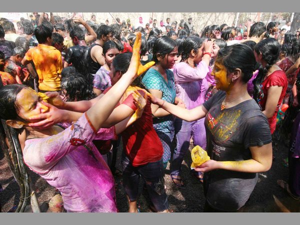 హోలీ సంబరాలు