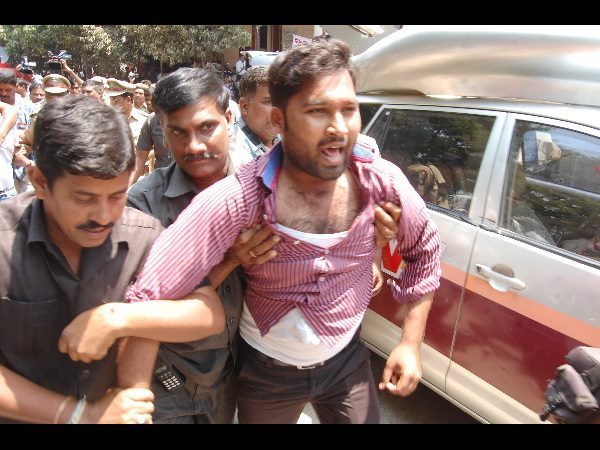 ఇద్దరిపై కేసు నమోదు... ఇద్దరిపై కేసు నమోదు...